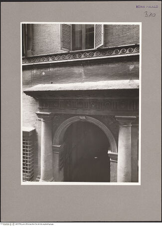 Vorderseite von Musei Vaticani Archivio Fotografico [https://www.deutsche-digitale-bibliothek.de/content/lizenzen/rv-ez/] Kamin - Gesamtansicht, bh057596_recto. Foto.