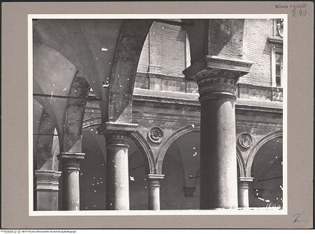 Vorderseite von ICCD [https://www.deutsche-digitale-bibliothek.de/content/lizenzen/rv-ez/] Palazzo della Cancelleria - Erstes Obergeschoss, Arkaden, bh057703_recto. Foto.