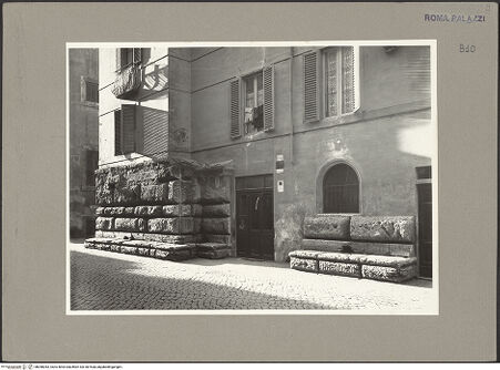 Vorderseite von ICCD [https://www.deutsche-digitale-bibliothek.de/content/lizenzen/rv-ez/] Palazzo dei Tribunali - Fassade, Erdgeschoss, bh058283_recto. Foto.