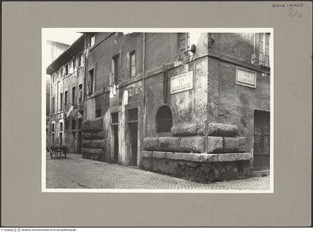 Vorderseite von ICCD [https://www.deutsche-digitale-bibliothek.de/content/lizenzen/rv-ez/] Palazzo dei Tribunali - Eckansicht Via Giulia/Via del Gonfalone, Erdgeschoss, von Südosten, bh058284_recto. Foto.