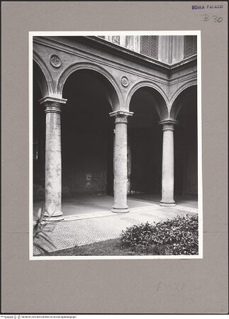 Vorderseite von ICCD [https://www.deutsche-digitale-bibliothek.de/content/lizenzen/rv-ez/] Palazzo Doria PamphiljCortile - Untere Ordnung, Detail, bh058290_recto. Foto.