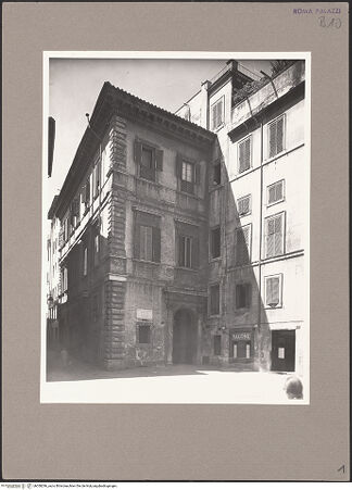 Vorderseite von ICCD (GFN) [https://www.deutsche-digitale-bibliothek.de/content/lizenzen/rv-ez/] Palazzo Costaguti - Fassade und Eingang zur Piazza Mattei, bh058296_recto. Foto.