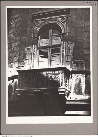 Vorderseite von ICCD [https://www.deutsche-digitale-bibliothek.de/content/lizenzen/rv-ez/] Palazzo della CancelleriaSüdfassade - Piano Nobile, östliches Risalit, Detail: Fenster mit Balkon, bh058298_recto. Foto.