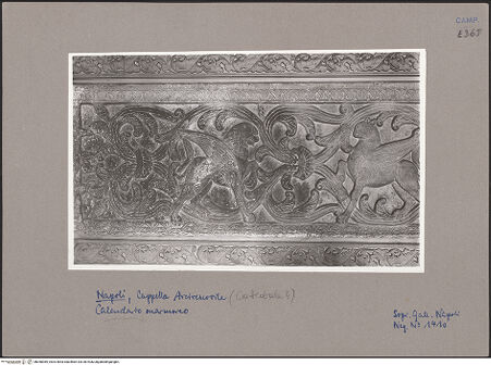 Vorderseite von Sopr. BAS NA [https://www.deutsche-digitale-bibliothek.de/content/lizenzen/rv-ez/] Reliefe mit Greifen - Gesamtansicht, bh058389_recto. Foto.