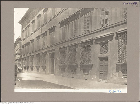 Vorderseite von Archivio Fotografico Musei Vaticani [https://www.deutsche-digitale-bibliothek.de/content/lizenzen/rv-ez/] Palazzo Núñez-Torlonia - Fassade zur Via Bocca di Leone, von Süden, bh058827_recto. Foto.
