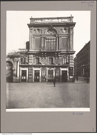 Vorderseite von Archivio Fotografico Musei Vaticani [https://www.deutsche-digitale-bibliothek.de/content/lizenzen/rv-ez/] Palazzo ColonnaCoffee House - Außenbau, Ecke Via di San Marcello/ Via IV Novembre, bh058888_recto. Foto: Moscioni, Romualdo.
