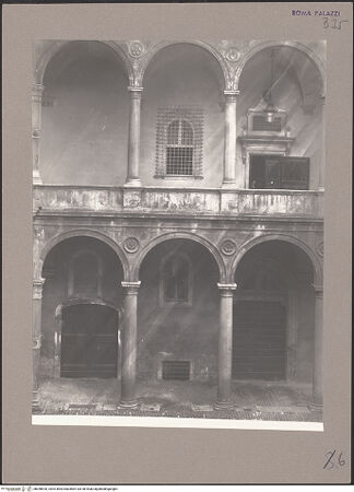 Vorderseite von Archivio Fotografico Musei Vaticani [https://www.deutsche-digitale-bibliothek.de/content/lizenzen/rv-ez/] Palazzo della Cancelleria - Westflügel, Erd- und erstes Obergeschoss, Ausschnitt, von Osten, bh058926_recto. Foto: Moscioni, Romualdo.