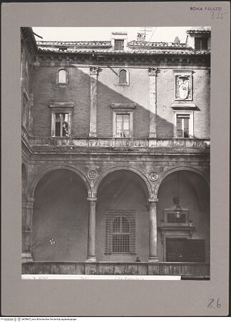 Vorderseite von Archivio Fotografico Musei Vaticani [https://www.deutsche-digitale-bibliothek.de/content/lizenzen/rv-ez/] Palazzo della Cancelleria - Westflügel, erstes und zweites Obergeschoss, Ausschnitt, von Osten, bh058927_recto. Foto: Moscioni, Romualdo.