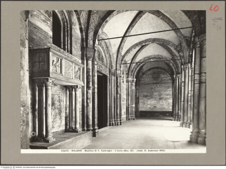 Vorderseite von Alinari [https://www.deutsche-digitale-bibliothek.de/content/lizenzen/rv-ez/] Sant'AmbrogioSant'AmbrogioVorhalle und Atrium - Ostgalerie (Atrium) von Norden, bh059341_recto. Foto.