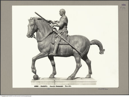 Vorderseite von Alinari [https://www.deutsche-digitale-bibliothek.de/content/lizenzen/rv-ez/] Reiterdenkmal des Erasmus da Narni: il GattamelataGattamelata in Condottieren-Rüstung zu Pferd - Ansicht von Westen (linke Seite), bh059873_recto. Foto.