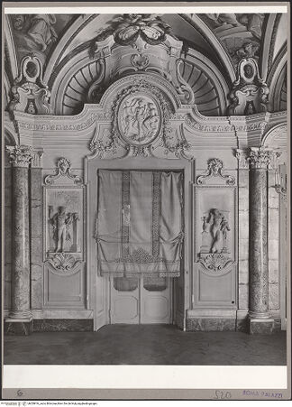 Vorderseite von ICCD [https://www.deutsche-digitale-bibliothek.de/content/lizenzen/rv-ez/] Palazzo ColonnaCoffee House - Detail: Innenansicht mit Tür, Supraporta und zwei Reliefs, bh059916_recto. Foto.