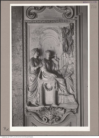 Vorderseite von ICCD [https://www.deutsche-digitale-bibliothek.de/content/lizenzen/rv-ez/] Palazzo ColonnaCoffee House - Hellenistisches Relief mit drei Figuren, bh059917_recto. Foto.