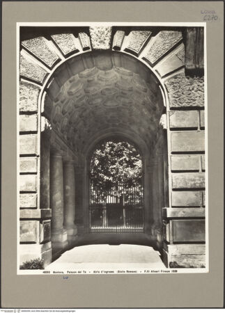 Vorderseite von Alinari [https://www.deutsche-digitale-bibliothek.de/content/lizenzen/rv-ez/] Palazzo del Tè - Blick vom Innenhof in den Durchgang, bh060459_recto. Foto.