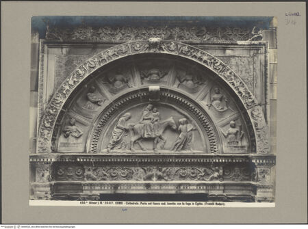 Vorderseite von Alinari [https://www.deutsche-digitale-bibliothek.de/content/lizenzen/rv-ez/] Portal - Detail: Lünette, bh060523_recto. Foto.