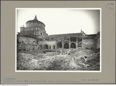 Vorderseite von ICCD [https://www.deutsche-digitale-bibliothek.de/content/lizenzen/rv-fz/] Santa Maria delle GrazieChiostro Grande - Ansicht des Nordschiffes und des Kreuzganges nach den Bombentreffern, bh061346_recto. Foto.