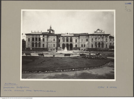 Vorderseite von ICCD [https://www.deutsche-digitale-bibliothek.de/content/lizenzen/rv-ez/] Palazzo Dugnani - Fassade (nach den Bombentreffer), bh061369_recto. Foto.