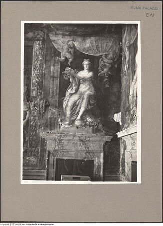 Vorderseite von Fototeca dell'Unione Internazionale presso l'American Academy in Rome [https://www.deutsche-digitale-bibliothek.de/content/lizenzen/rv-ez/] Szenen aus dem Leben von Papst Paul III.Papst Paul III. krönt einen Farnese-Prinzen (entweder seinen Sohn Pierluigi oder den Neffen Ottavio), Allegorien von Fama und Gloria - Detail: Allegorie der Gloria, bh062082_recto. Foto.
