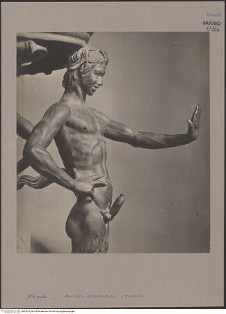 Vorderseite von unbekannt [https://www.deutsche-digitale-bibliothek.de/content/lizenzen/rv-fz/] Dreifuß mit Satyrn - Detail: Satyr, bh062870_recto. Foto.