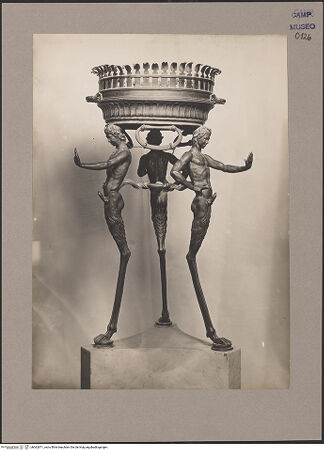 Vorderseite von unbekannt [https://www.deutsche-digitale-bibliothek.de/content/lizenzen/rv-fz/] Dreifuß mit Satyrn - Gesamtansicht, bh062871_recto. Foto.