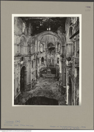 Vorderseite von ICCD [https://www.deutsche-digitale-bibliothek.de/content/lizenzen/rv-fz/] Chiesa del Carmine - Innenansicht nach den Bombentreffer (1943.08.08), bh062912_recto. Foto.