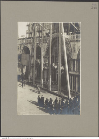 Vorderseite von unbekannt [https://www.deutsche-digitale-bibliothek.de/content/lizenzen/rv-fz/] Quadriga, sog. Pferde von San Marco (Cavalli di San Marco) - Die Pferde wurden von der Fassade entfernt (um 1915), bh063043_recto. Foto.