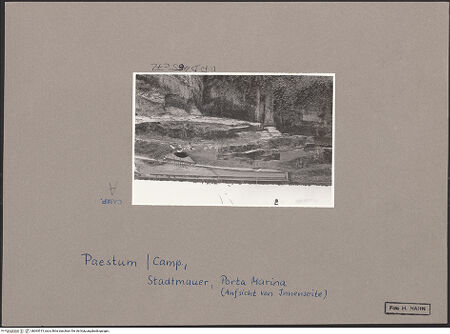 Vorderseite von Bibliotheca Hertziana [https://www.deutsche-digitale-bibliothek.de/content/lizenzen/rv-fz/] Porta Marina - Aufsicht von Innenseite, bh063515_recto. Foto: Hahn, Hanno.