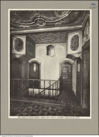 Vorderseite von Alinari [https://www.deutsche-digitale-bibliothek.de/content/lizenzen/rv-ez/] Casino Venier - Treppenabsatz des Salone über dem Eingangsbereich, bh063816_recto. Foto.