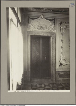 Vorderseite von Alinari [https://www.deutsche-digitale-bibliothek.de/content/lizenzen/rv-ez/] Casino Venier - Stuckdecke mit dem Wappen der Familie Venier, bh063817_recto. Foto.