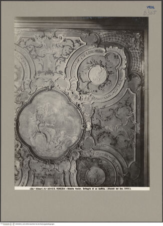 Vorderseite von Alinari [https://www.deutsche-digitale-bibliothek.de/content/lizenzen/rv-ez/] Casino VenierSala da Gioco (II) - Stuckdecke, Ausschnitt, bh063832_recto. Foto.