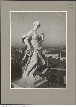 Vorderseite von Sopr. Venezia [https://www.deutsche-digitale-bibliothek.de/content/lizenzen/rv-ez/] Giebelskultpturen: Christus, Fides und Spes Spes  - Gesamtansicht, seitlich , bh064168_recto. Foto.