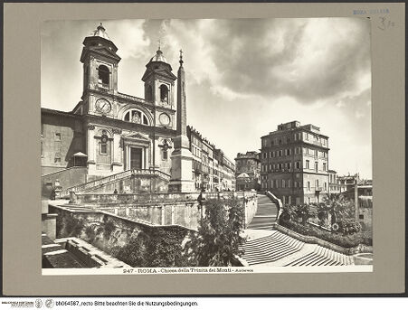 Vorderseite von Alinari [https://www.deutsche-digitale-bibliothek.de/content/lizenzen/rv-ez/] Santissima Trinità dei Monti - Gesamtansicht mit Obelisk, im Hintergrund der Palazzo Zuccari, bh064587_recto. Foto.