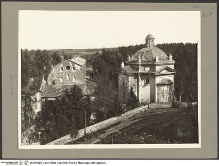 Vorderseite von Archivio Fotografico Vaticano [https://www.deutsche-digitale-bibliothek.de/content/lizenzen/rv-ez/] Abbazia delle Tre FontaneSanta Maria Scala Coeli - Santa Maria Scala Coeli & SS. Vincenzo ed Anastasio, bh064628_recto. Foto.