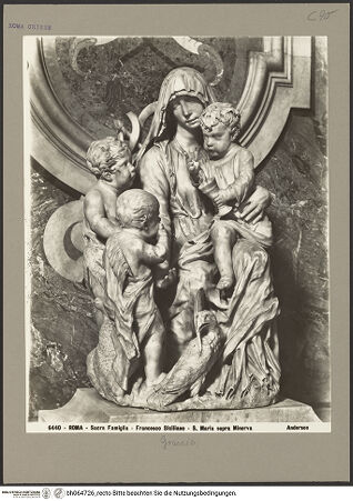 Vorderseite von Alinari [https://www.deutsche-digitale-bibliothek.de/content/lizenzen/rv-ez/] Heilige Familie, darunter Sockel mit Anbetung der KönigeMaria mit Kind und den kleinen Johannes der Täufer und der Evangelist - , bh064726_recto. Foto.