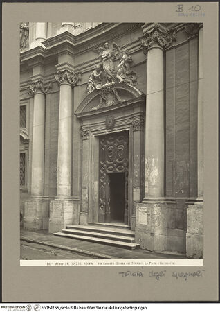 Vorderseite von Alinari [https://www.deutsche-digitale-bibliothek.de/content/lizenzen/rv-ez/] Santissima Trinità degli SpagnoliFassade - Detail: Portal mit Bekrönung, bh064755_recto. Foto.