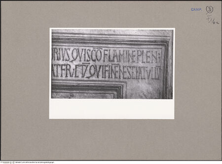 Vorderseite von unbekannt [https://www.deutsche-digitale-bibliothek.de/content/lizenzen/rv-fz/] PortalInschrift zur Erinnerung an den Stifter Desiderius - Detail: Abschnitt rechts, bh064827_recto. Foto: Paeseler, Wilhelm.