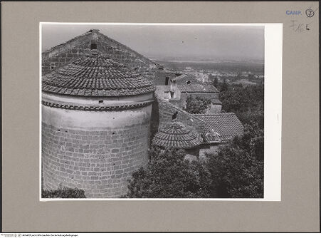 Vorderseite von unbekannt [https://www.deutsche-digitale-bibliothek.de/content/lizenzen/rv-fz/] Sant'Angelo in FormisOstfassade (Apsiden) - Teilansicht der Haupt- und südlichen Nebenapsis, von Osten, bh064859_recto. Foto: Paeseler, Wilhelm.