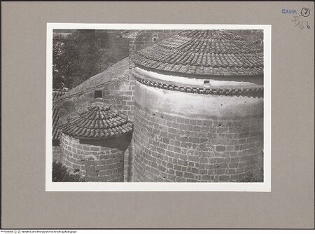 Vorderseite von Sopr. Napoli [https://www.deutsche-digitale-bibliothek.de/content/lizenzen/rv-fz/] Sant'Angelo in FormisOstfassade (Apsiden) - Teilansicht der südlichen Neben- und Hauptapsis, von Osten, bh064865_recto. Foto.