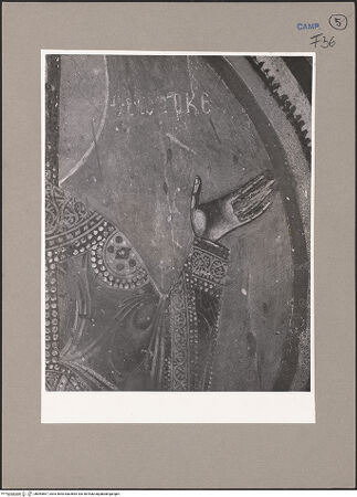 Vorderseite von unbekannt [https://www.deutsche-digitale-bibliothek.de/content/lizenzen/rv-fz/] PortalObere Lünette: Von zwei Engeln getragenes Medaillon mit Maria Regina - Detail: linker Arm der Maria, darüber Reste einer griechischen Inschrift ("Theotoke"), bh064867_recto. Foto: Paeseler, Wilhelm.