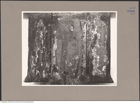 Vorderseite von Sopr. BAS NA [https://www.deutsche-digitale-bibliothek.de/content/lizenzen/rv-ez/] Kruzifix - Detail: Körper des Christus, Johannes und Maria, bh064918_recto. Foto.