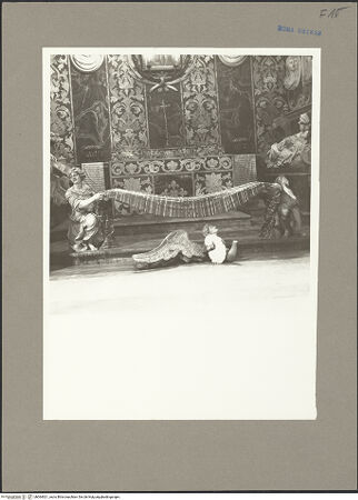 Vorderseite von Sopr. Mon. Laz. [https://www.deutsche-digitale-bibliothek.de/content/lizenzen/rv-ez/] KapellenaussstattungBrüstung in Form von Engeln mit Kommuniontuch - Detail: Zustand mit zerbrochenem Engel rechts, April 1959, bh064921_recto. Foto.