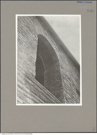 Vorderseite von Sopr.Mon.Lazio [https://www.deutsche-digitale-bibliothek.de/content/lizenzen/rv-ez/] Sant'Agnese fuori le Muralinke Flanke (Nordfassade) - Detail, während der Restaurierung im Jahr 1957, bh064923_recto. Foto.