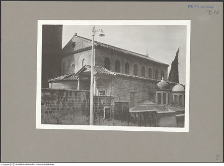 Vorderseite von Sopr.Mon.Lazio [https://www.deutsche-digitale-bibliothek.de/content/lizenzen/rv-ez/] Sant'Agnese fuori le Muralinke Flanke (Nordfassade) - linke Außenflanke nach der Restaurierung von 1957, bh064924_recto. Foto.