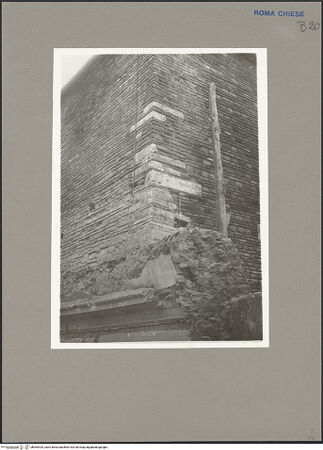 Vorderseite von Sopr.Mon.Lazio [https://www.deutsche-digitale-bibliothek.de/content/lizenzen/rv-ez/] Sant'Agnese fuori le Mura - Mauerstruktur am Außenbau, bh064925_recto. Foto.