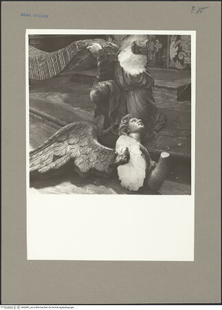 Vorderseite von Sopr. Mon. Laz. [https://www.deutsche-digitale-bibliothek.de/content/lizenzen/rv-ez/] KapellenaussstattungBrüstung in Form von Engeln mit Kommuniontuch - Detail: Zustand mit zerbrochenem Engel rechts, April 1959, bh064931_recto. Foto.