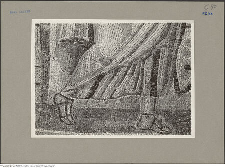 Vorderseite von Sopr.Mon.Lazio [https://www.deutsche-digitale-bibliothek.de/content/lizenzen/rv-ez/] Römisches Mosaik mit Christus, Petrus und Paulus - Traditio legis - Detail, bh064944_recto. Foto.