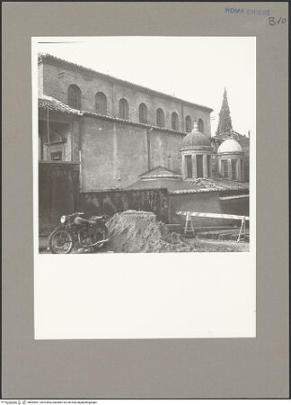 Vorderseite von Sopr.Mon.Lazio [https://www.deutsche-digitale-bibliothek.de/content/lizenzen/rv-ez/] Sant'Agnese fuori le Muralinke Flanke (Nordfassade) - linke Außenflanke im Jahr 1959, bh064967_recto. Foto.