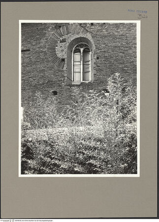 Vorderseite von ICCD [https://www.deutsche-digitale-bibliothek.de/content/lizenzen/rv-ez/] Santo Stefano Rotondo - Östliche Kapelle, äußere Begrenzungsmauer, nordöstlicher Abschnitt, Detail: Fenster, bh065000_recto. Foto.