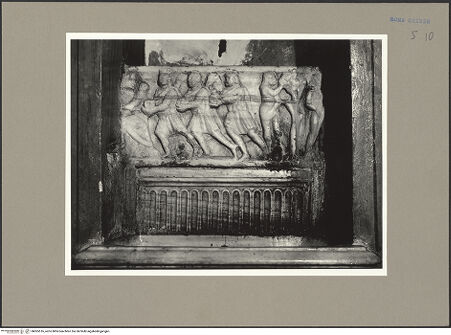 Vorderseite von ICCD [https://www.deutsche-digitale-bibliothek.de/content/lizenzen/rv-ez/] Sarkophag mit der Anbetung der Könige und dem Sündenfall - , bh065516_recto. Foto.