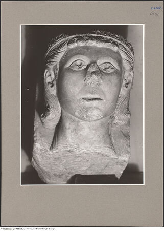 Vorderseite von Sopr. BAS NA [https://www.deutsche-digitale-bibliothek.de/content/lizenzen/rv-ez/] Gekrönter Männerkopf - Frontalansicht, leichte Untersicht, bh066123_recto. Foto.