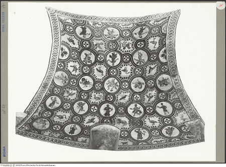 Vorderseite von ICCD [https://www.deutsche-digitale-bibliothek.de/content/lizenzen/rv-ez/] Mosaik mit Amoretten und Vögeln - Gesamtaufnahme, bh066265_recto. Foto.